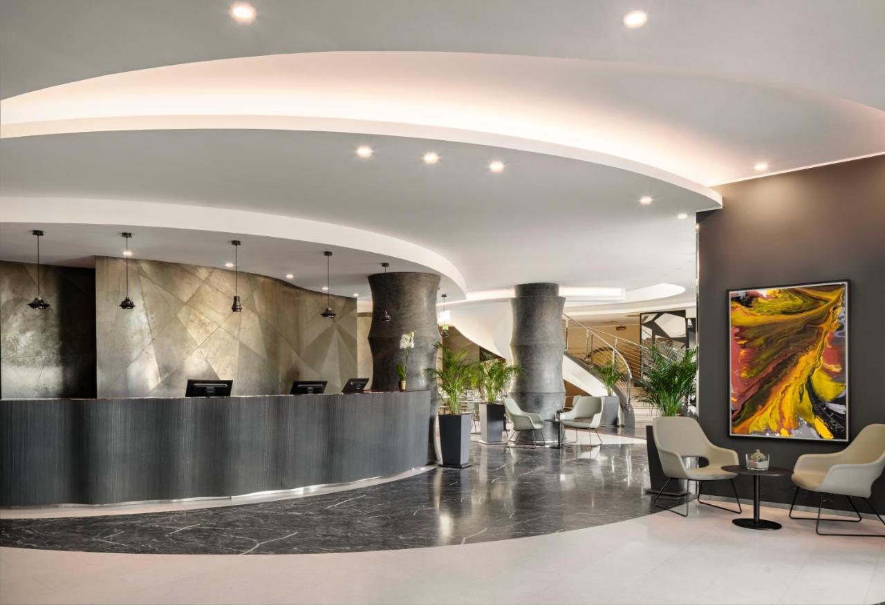 Una Hotels Malpensa Cerro Lago Maggiore Exterior foto
