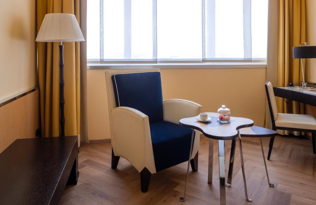 Una Hotels Malpensa Cerro Lago Maggiore Exterior foto